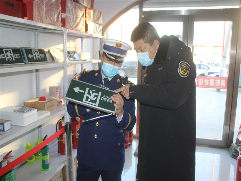 消防官兵查看消防產品