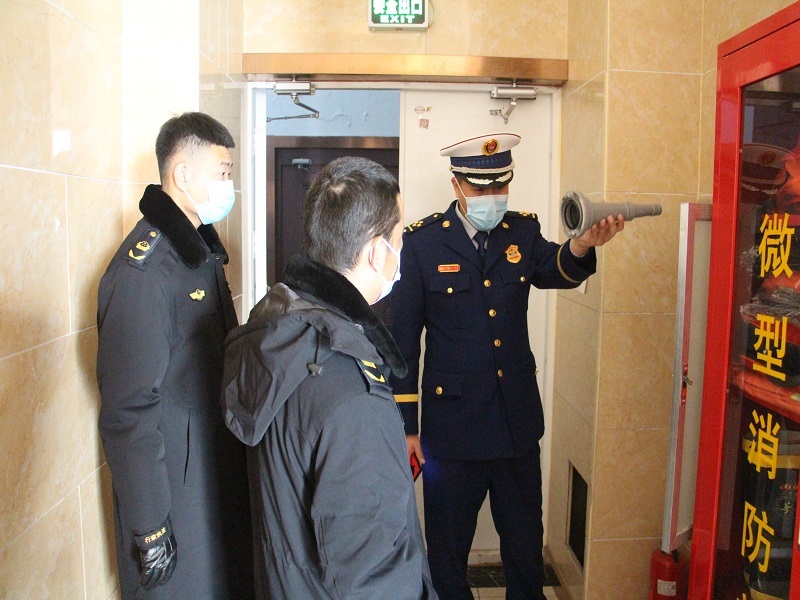消防官兵檢查企業消防設備